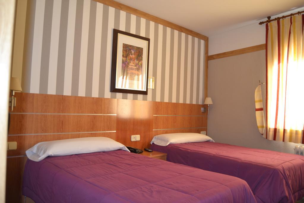 Hostal Don Juan I Alcala de Henares Exterior photo